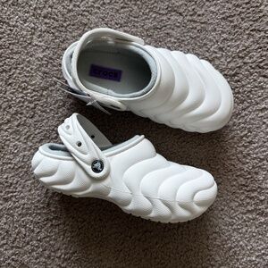 Crocs Classic Lined Overpuff Clog - White in Size 8